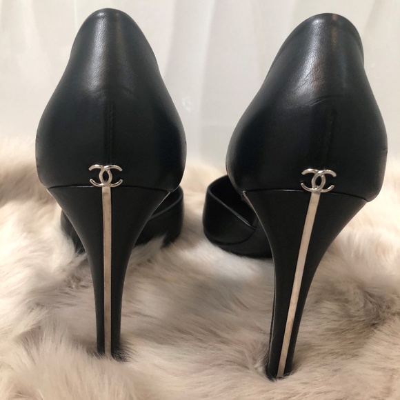 CHANEL Shoes - CHANEL Black Lambskin Leather HEELS PUMP